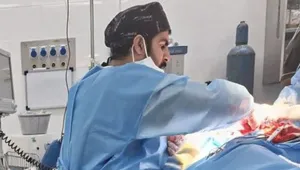 فداکاری پزشک مجروح در اتاق عمل بیمارستان لامرد