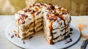 طرز تهیه کیک یخچالی با موز و گردو، دسری ساده و خوشمزه