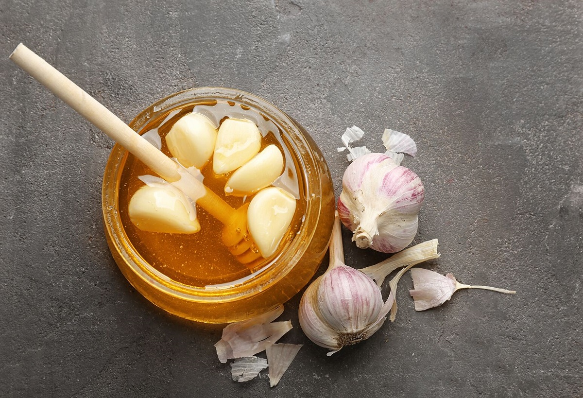 یک ظرف عسل حاوی چند حبه سیر
