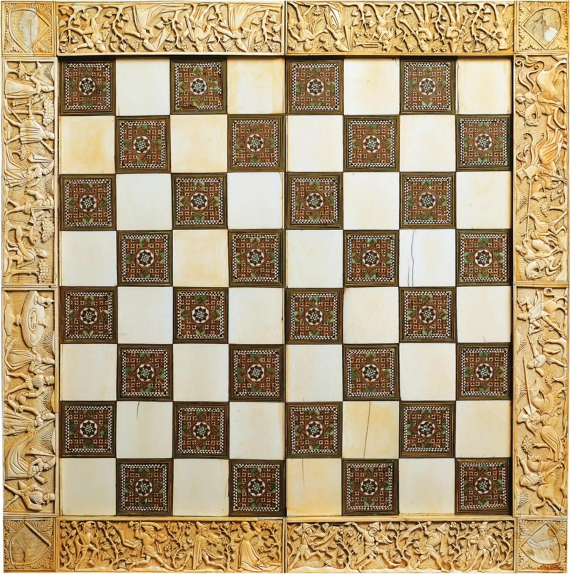 یک صفحهٔ شطرنج متعلق به سده پانزدهم میلادی که اکنون در موزه ملی بارجلو (Museo Nazionale Bargello) در فلورانس نگهداری میشود یک صفحهٔ شطرنج متعلق به سده پانزدهم میلادی که اکنون در موزه ملی بارجلو (Museo Nazionale Bargello) در فلورانس نگهداری میشود