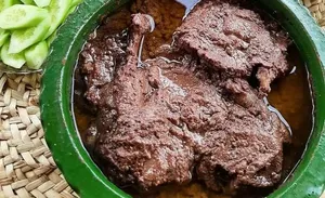 طرز تهیه فسنجون مجلسی با مرغ؛ خوش‌رنگ، غلیظ و روغن‌انداخته