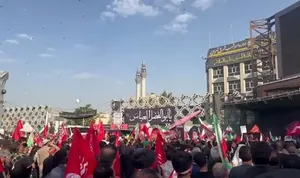 قاب هوایی از بدرقه پیکر رهبر شهید توسط مردم در خیابان آزادی