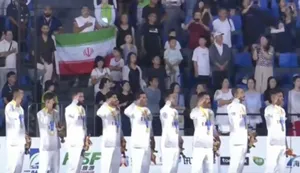 احترام نظامی تیم ملی فوتبال ساحلی هنگام اهتزاز پرچم ایران در جشن قهرمانی آسیا