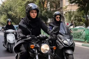 ۸۰۰ هزار زن موتورسوار؛ اما با گواهینامه‌ای که هنوز در دسترس نیست