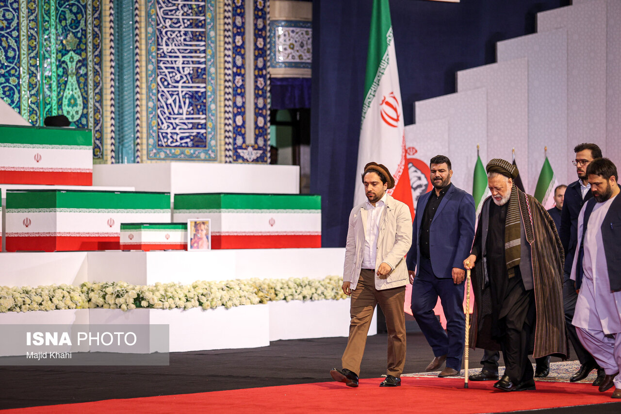 هیات جبهه مقاومت افغانستان در مراسم ادای احترام به رهبر شهید در مصلی - تهران هیات جبهه مقاومت افغانستان در مراسم ادای احترام به رهبر شهید در مصلی - تهران