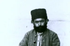 «اسماعیل شپش» در حیاط قصر ناصرالدین شاه؛ 131 سال قبل (عکس)