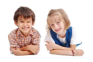 تیک عصبی در کودکان چیست و چگونه آن را کنترل کنیم؟ (راهکارهایی عملی برای والدین)