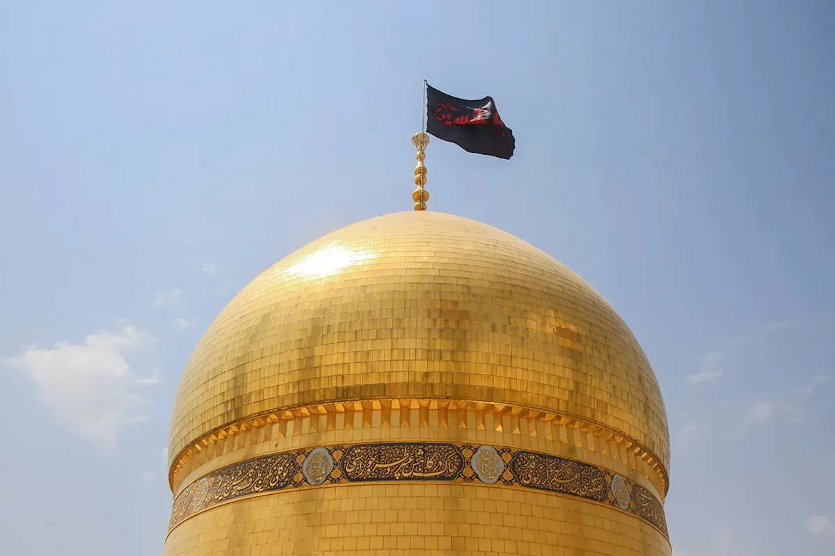تعویض پرچم‌گنبد حرم‌مطهر حضرت‌معصومه
