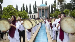گلباران آرامگاه سعدی شیرازی در روز بزرگداشت استاد سخن (گزارش تصویری)