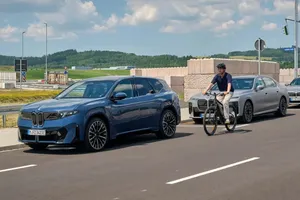 خودرو جدید BMW راهکاری هوشمند برای جلوگیری از تصادف با دوچرخه‌سواران دارد