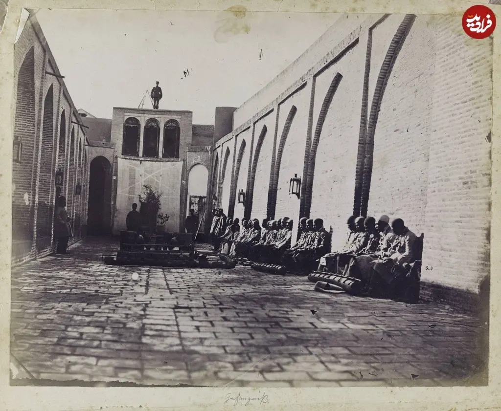 تصویری از «حیاط یک زندان» در دوران قاجار