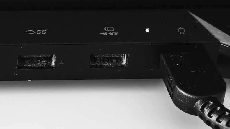 نماد باتری کنار پورت USB