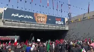 پرتاب سنگ به تصویر ترامپ