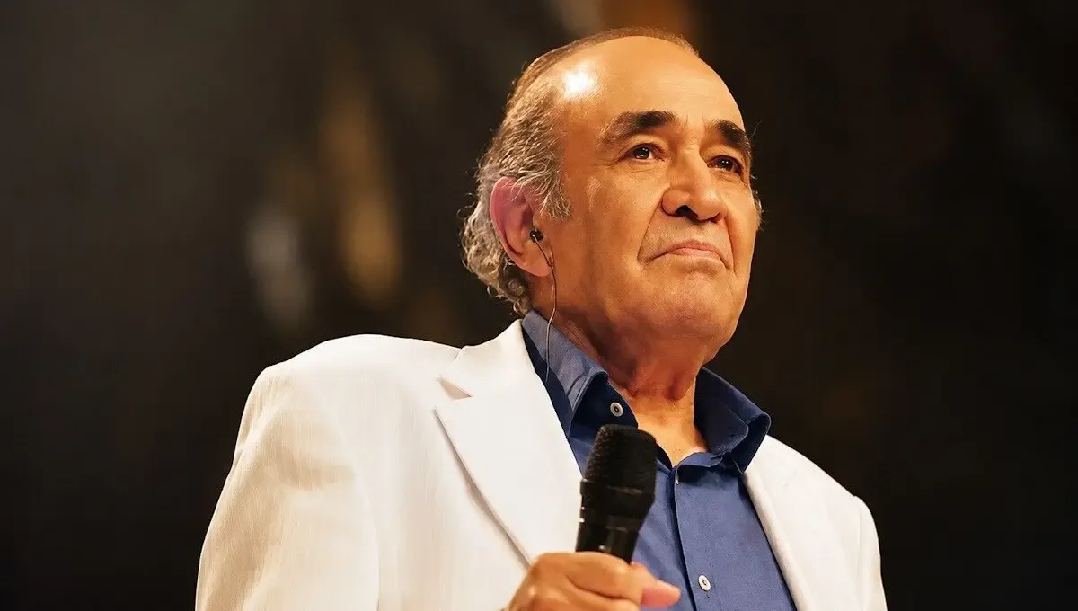 سنگ مزار ایرج خواجه‌امیری ۴۰ روز پس از درگذشتش نصب شد (+عکس)