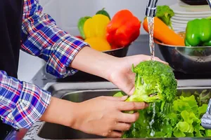 بهترین روش ضدعفونی کردن میوه‌ها و سبزیجات