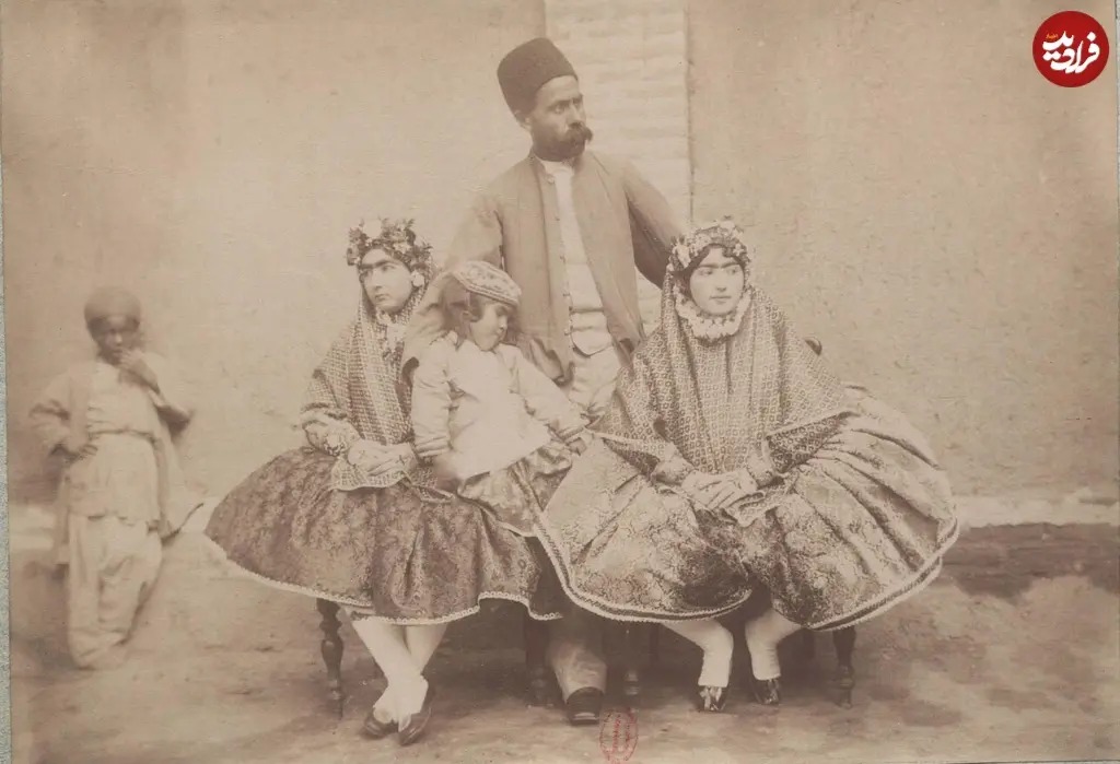 ژست مرد قاجاری در کنار دو دختر نوجوانش؛ 145 سال قبل