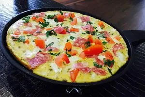 طرز تهیه پیتزای فوری با نان باگت و تخم مرغ در ماهیتابه؛ آماده در ۱۵ دقیقه