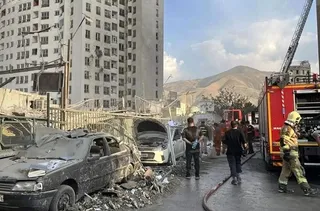 جنگ - روز 6 : هشدار ایران: اگر دنبال تغییر رژیم باشید، راکتور اتمی دیمونا را می زنیم / نتانیاهو نگران آتش‌بس زودهنگام آمریکا با ایران / اعلام پایبندی ایران به «توافق پکن» با عربستان / کومله: هیچ‌گونه حمله‌ای به ایران را آغاز نکرده‌ایم /حمله به کمپ احزاب مسلح کرد در کردستان عراق /آغاز شلیک موشک به سمت اسرائیل /حمله به مناطق مختلف تهران /صدا و سیمای سنندج هدف قرار گرفت /حادثۀ سخت برای آمریکا در ایران