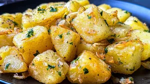طرز تهیه سیب زمینی با کره سیر طلایی در ماهیتابه؛ بدون نیاز به فر