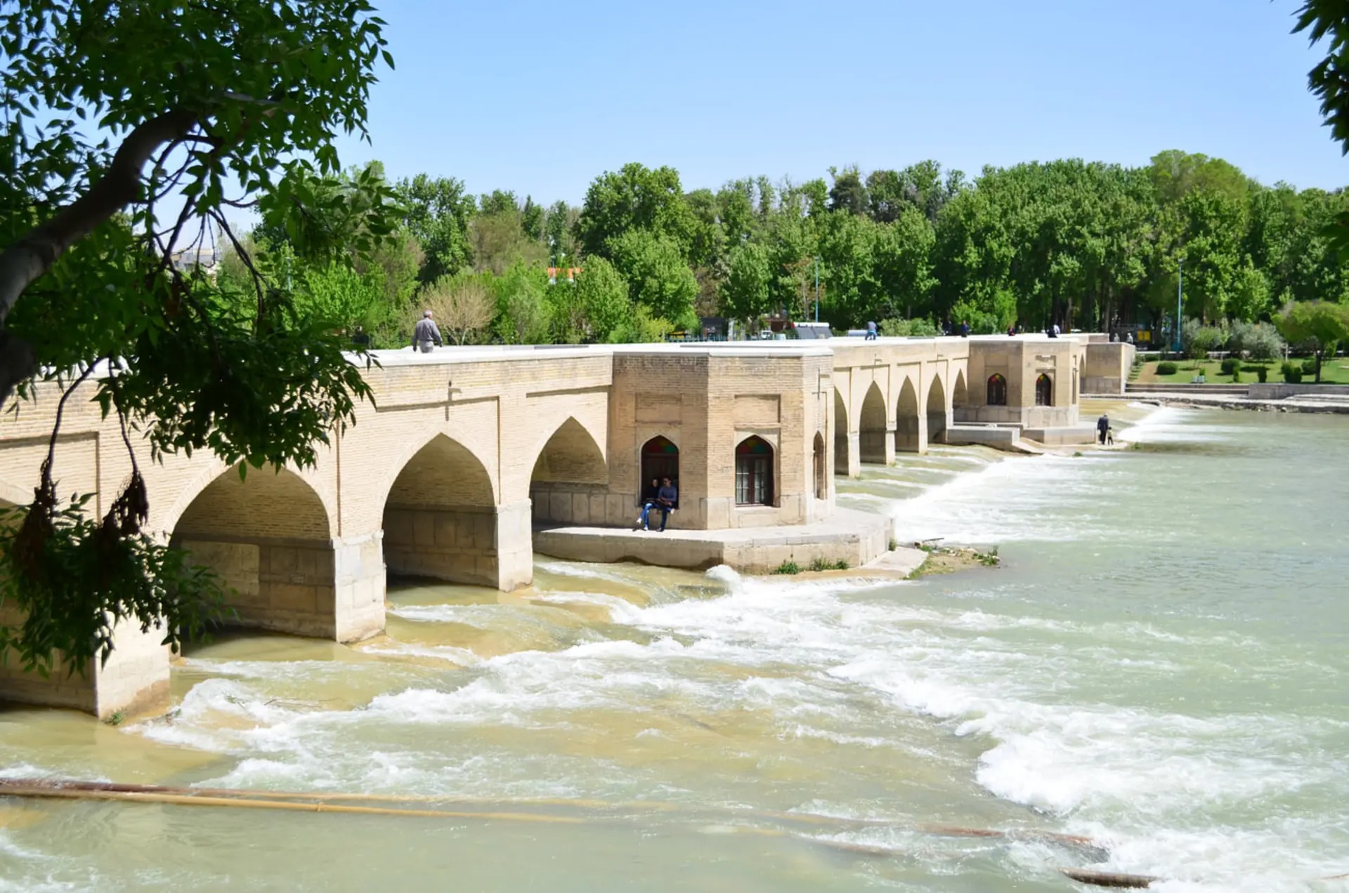 پل تاریخی جوبی در اصفهان، روی زاینده‌رود بنا شده است.
