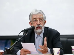 انتقاد مشاور رهبرانقلاب از پلاکارد‌های ضد مذاکره در خیابان