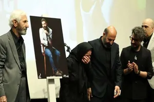 یادبودی برای حمید هیراد خواننده پاپ تازه در گذشته در ارسباران
