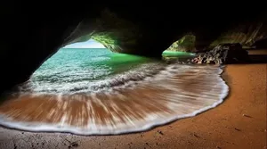 تصاویر از غار ساحلی بنود بوشهر معروف به چشم خدا