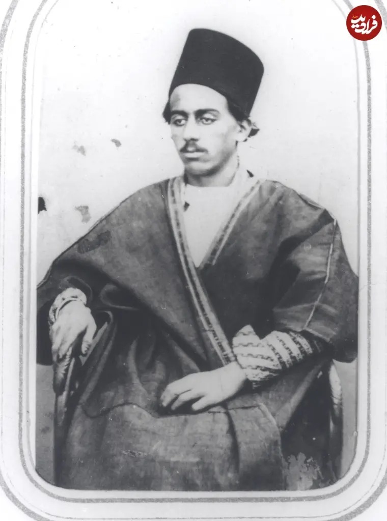 موچول خان لقب کودک خدمتکاری به اسم غلامحسین بود که در حرمسرای ناصرالدین شاه به پیشخدمتی مشغول بود. غلامحسین برای اینکه در نزد شاه مقام و اعتباری به دست بیاورد به آموختن فنون عکاسی پرداخت و توانست از همین طریق خود را به شاه نزدیک‌تر کند. او در برخی سفرهای خارجۀ شاه با او همراه بود و نهایتا توانست لقب «صدیق‌السلطنه» را از شاه دریافت کند.