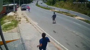 حادثه رانندگی به دلیل بی‌احتیاطی راننده کامیون (فیلم)