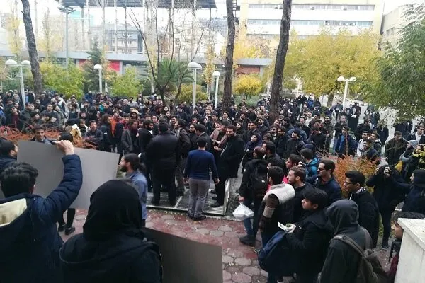 اعتراض و تجمع در دانشگاه های تهران،امیرکبیر، شریف و الزهرا/ پیامک ممنوع‌الورودی/درگیری فیزیکی و خشونت