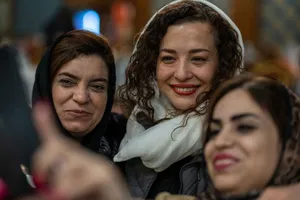 شب همدلی هنرمندان و خانواده‌های آسیب دیده از جنگ ؛ هادی حجازی‌فر، مهراوه شریفی‌نیا، بهناز جعفری و ... (+عکس)