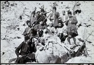 عکس یادگاری «عمله خلوت» در عکاسخانه در دوران ناصرالدین شاه