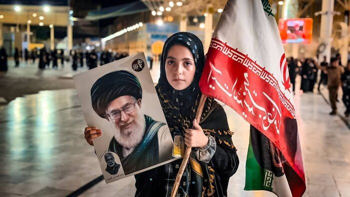 دختر بچه عراقی در انتظار مراسم تشییع دختر بچه عراقی در انتظار مراسم تشییع