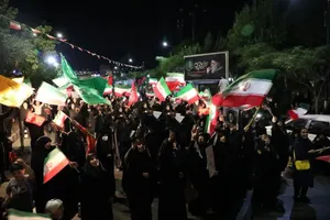 هم‌اکنون؛ حضور پرشور عزاداران در مقابل درب شماره یک مصلی