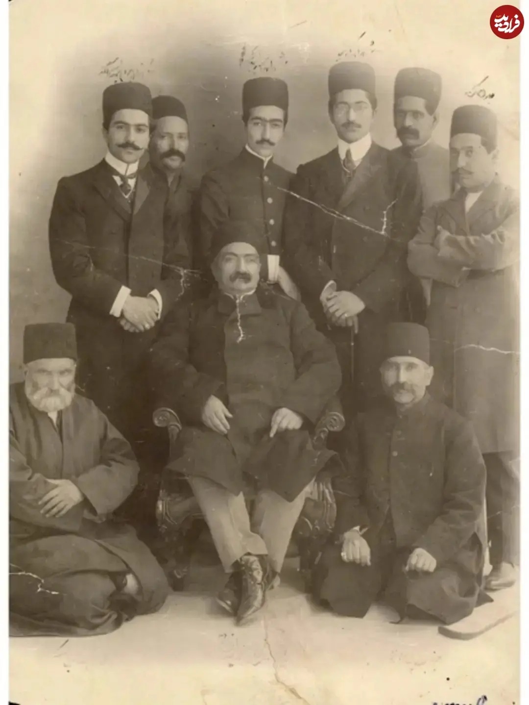 ظل السلطان، پسر بزرگ ناصرالدین شاه را در کنار پسرانش مشاهده می کنید. سراج الملک و حاجی معین السلطان، دو منشی ظل السلطان هستند که روی زمین نشسته اند.