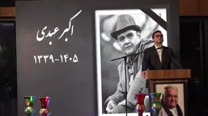گردهمایی هنرمندان در چهلم اکبر عبدی؛ از تندیس او رونمایی شد